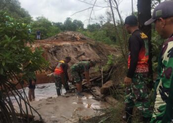 Danlanal Dabo Singkep Tinjau Langsung Jalan Putus Akibat Cuaca Ekstrim Di Todak