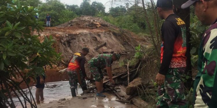 Danlanal Dabo Singkep Tinjau Langsung Jalan Putus Akibat Cuaca Ekstrim Di Todak
