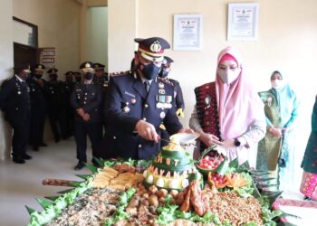 HUT Bhayangkara Ke-76, Kapolres Padang Lawas Potong Tumpeng