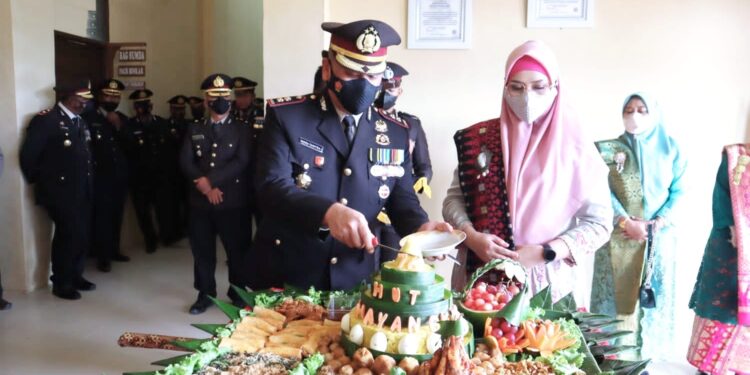 HUT Bhayangkara Ke-76, Kapolres Padang Lawas Potong Tumpeng