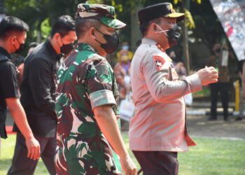 Kapolri Listyo Sigit dan Kapolda Sumut dampingi Presiden dan Ibu Iriana Bagikan Bansos dan Belanja Buah di Pasar Petisah Medan