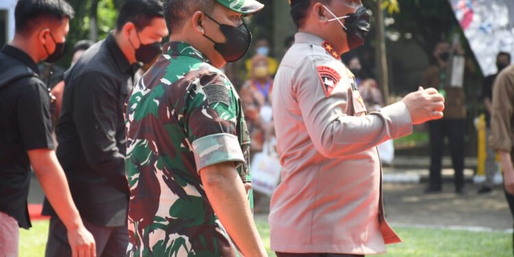 Kapolri Listyo Sigit dan Kapolda Sumut dampingi Presiden dan Ibu Iriana Bagikan Bansos dan Belanja Buah di Pasar Petisah Medan
