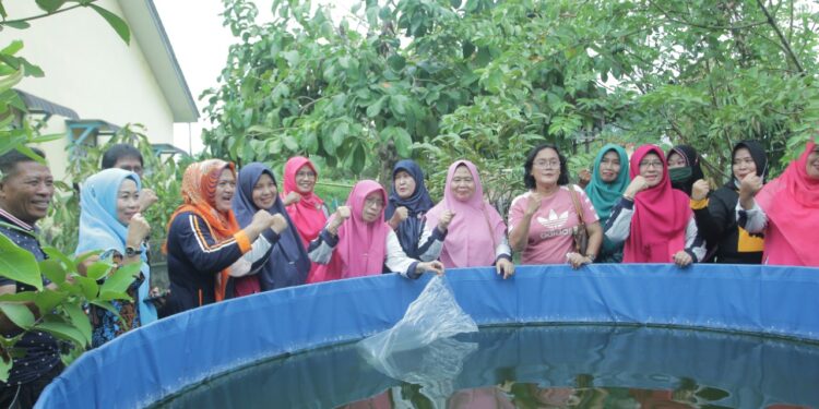 Ketua PKK Kabupaten Asahan serahkan benih ikan beserta pakan