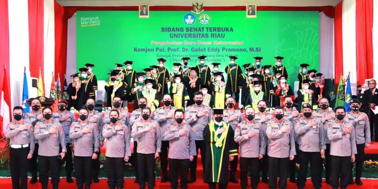 Wakapolri Komjen Pol Gatot Dikukuhkan Sebagai Guru Besar Kehormatan Unri Bidang Ilmu Hukum
