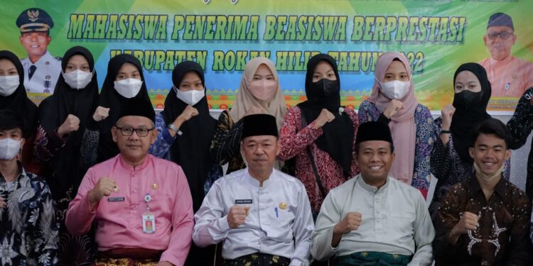 Pemkab Rohil Beri Beasiswa Untuk Mahasiswa Berprestasi di 2 PTN dan 2 PTS