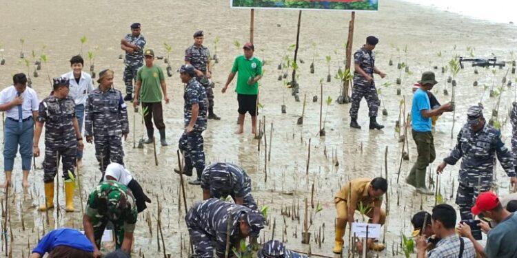 Peringatan Mangrove Sedunia, Lanal Dabo Singkep Tanam Ribuan Bibit Mangrove