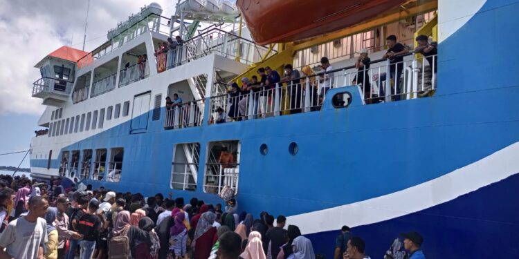 Di Pelabuhan Laut Subi, Kapal Roro KMP Bahtera Nusantara 01 Hanya Sandar 30 Menit