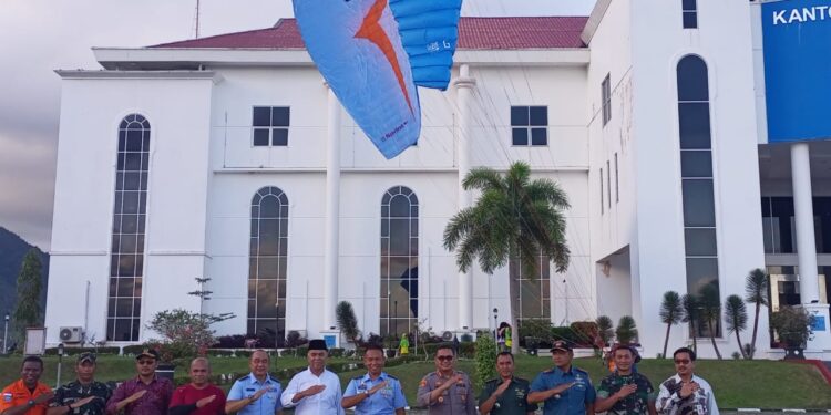 TNI AU Demo Paralayang Di Natuna
