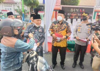 Menyambut HUT Kemerdekaan RI, Bupati Asahan Bagikan 10 Juta Bendera Merah Putih Secara Nasional