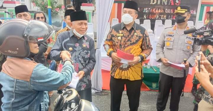 Menyambut HUT Kemerdekaan RI, Bupati Asahan Bagikan 10 Juta Bendera Merah Putih Secara Nasional