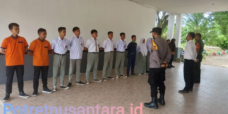 Pengibar Bendera di SMKN 1 Huristak