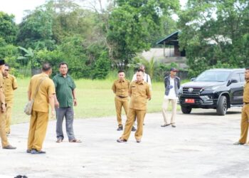 Bupati Lingga dan Ketua DPRD Lingga Tinjau Lapangan Sepak Bola Sultan Mahmud Riayat Syah III