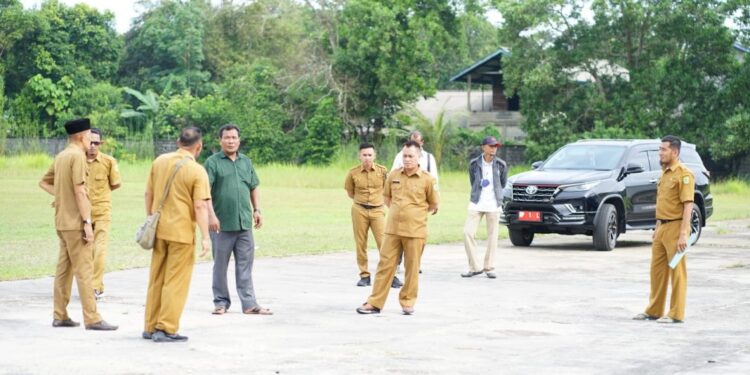 Bupati Lingga dan Ketua DPRD Lingga Tinjau Lapangan Sepak Bola Sultan Mahmud Riayat Syah III