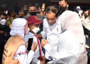 Dalam Kunker ke Pasar Pucang Anom, Presiden dan Ibu Negara Diwawancarai Wartawan Cilik