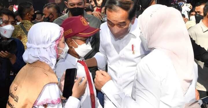Dalam Kunker ke Pasar Pucang Anom, Presiden dan Ibu Negara Diwawancarai Wartawan Cilik