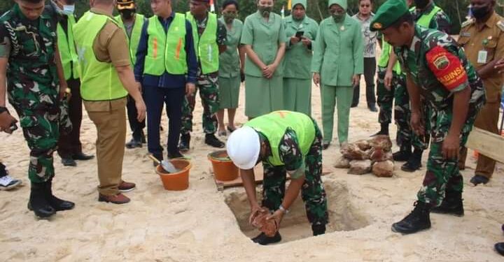 Pembangunan Makodim Lingga Resmi Dimulai, Danrem 033/WP Letakkan Batu Pertama