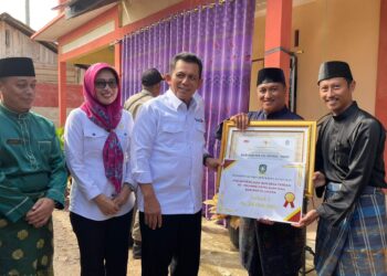 Gubernur Kepri Berikan Penghargaan Pada Bumdes Amanah Desa Tanjung Harapan