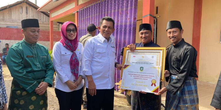 Gubernur Kepri Berikan Penghargaan Pada Bumdes Amanah Desa Tanjung Harapan
