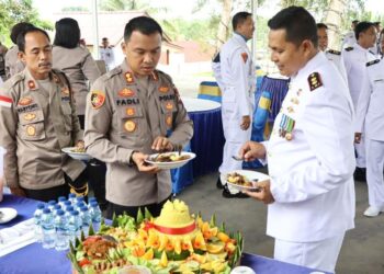 HUT TNI-AL ke- 77, Kapolres Lingga Beri Kejutan Kepada Danlanal Dabo Singkep