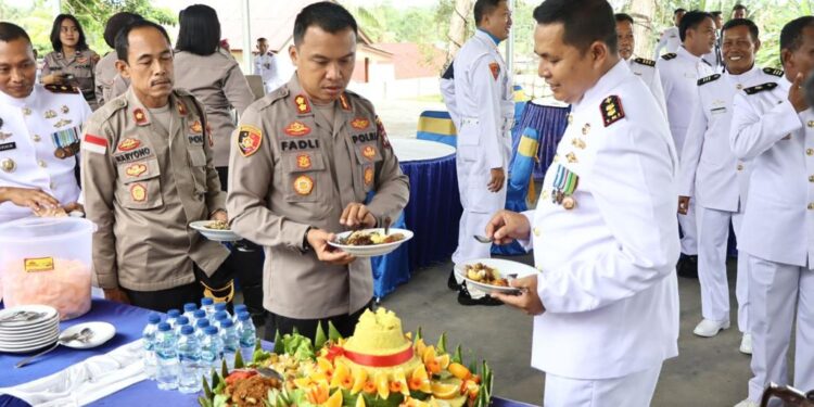 HUT TNI-AL ke- 77, Kapolres Lingga Beri Kejutan Kepada Danlanal Dabo Singkep