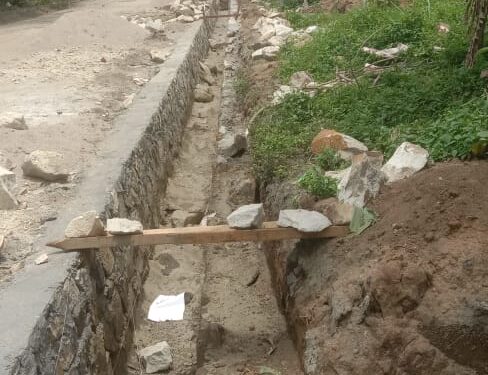 Diduga Proyek Siluman, Pembangunan Drainase Tanpa Plang Proyek di Desa Rahuning 2 Jadi Sorotan