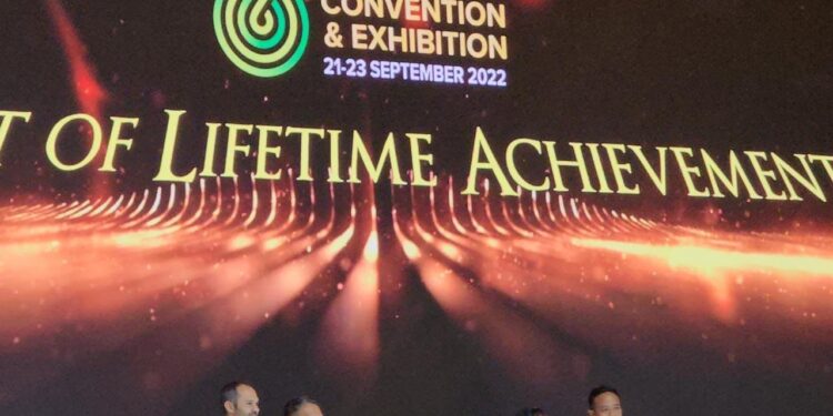Almarhum Arifin Panigoro Terima Life Time Achhievement Award Arifin Dari IPA