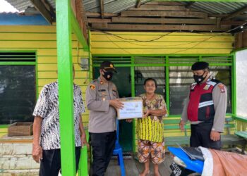 Polsek Dabo Singkep Berikan Bansos Kepada Masyarakat Kurang Mampu