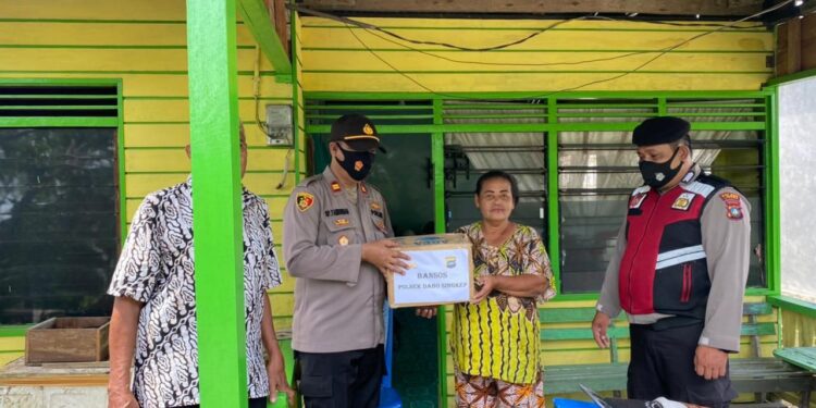 Polsek Dabo Singkep Berikan Bansos Kepada Masyarakat Kurang Mampu