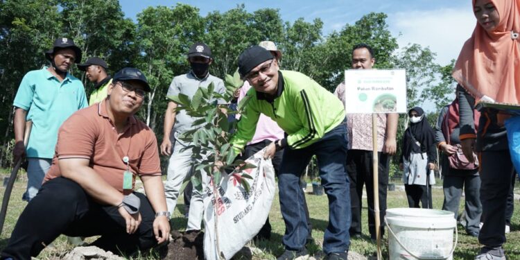 Dinas LH bersama BPJS Ketenaga Kerjaan Tanam Pohon di Lokasi Hutan Kota