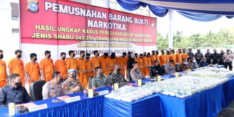 Polda Riau Musnahkan 243 Kg Sabu dan 405.527 Butir Ekstasi dari Jaringan Narkoba Internasional