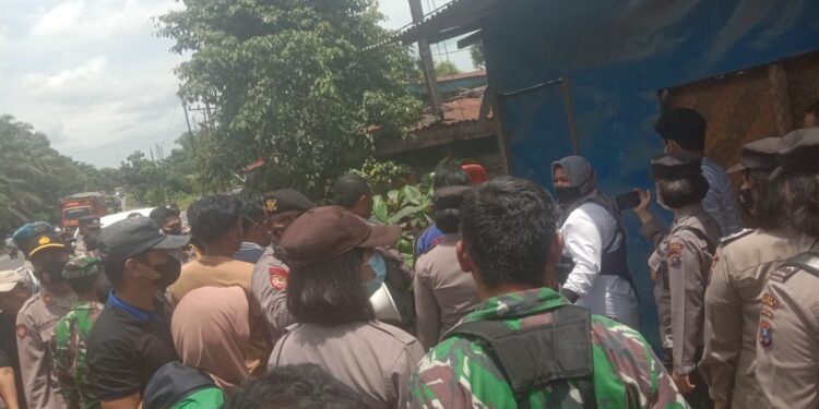 Dalam Waktu 4 Jam Eksekusi Lahan Seluas 4000 M di Dusun IV Desa Pulau Rakyat Tua Rata Dengan Tanah