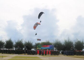 Fly Pass Atlet Paramotor TNI AU Ramaikan HUT TNI ke- 77 di Natuna