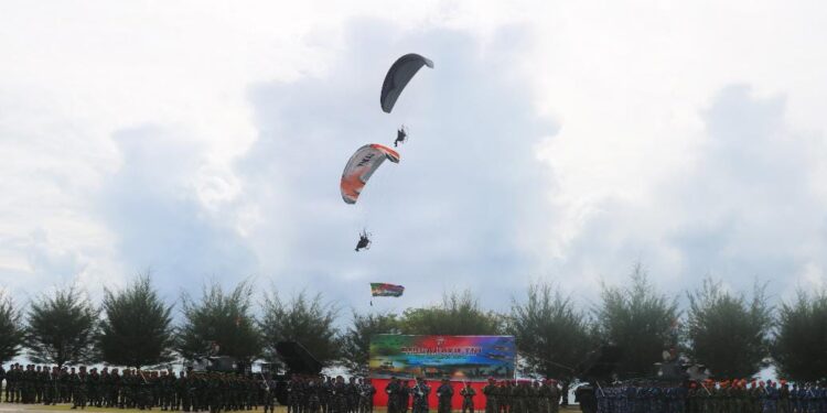 Fly Pass Atlet Paramotor TNI AU Ramaikan HUT TNI ke- 77 di Natuna