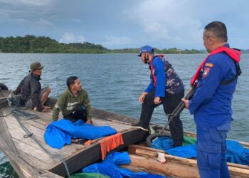 Satpolairud Polres Lingga Tangkap Kayu Akan Dibawa ke Riau