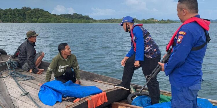 Satpolairud Polres Lingga Tangkap Kayu Akan Dibawa ke Riau