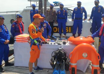 Tingkatkan Kemampuan Personel, Satpolairud Polres Karimun Gelar Simulasi Pelatihan SAR