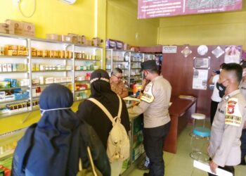 Razia Apotek, Kapolres Natuna Beri Edukasi dan Himbau Agar Tidak Menjual Obat Berbentuk Sirup