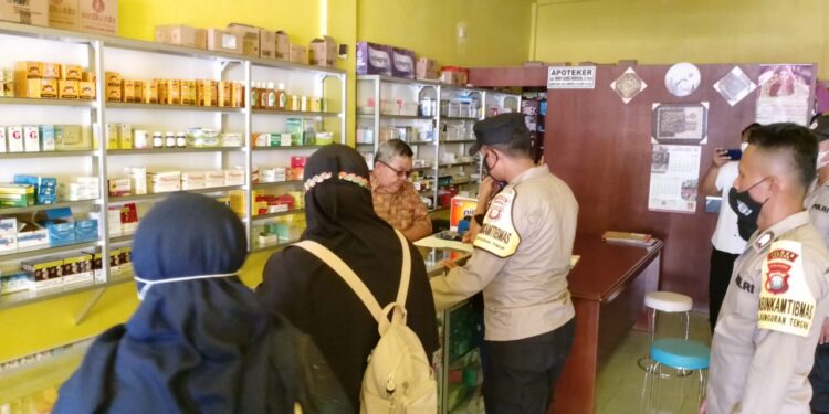 Razia Apotek, Kapolres Natuna Beri Edukasi dan Himbau Agar Tidak Menjual Obat Berbentuk Sirup