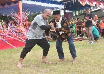 Ketua Komisi I DPRD Natuna Lakukan Aktrasi Pencak Silat Pada Pesta Rakyat Kemerdekaan RI Ke- 77