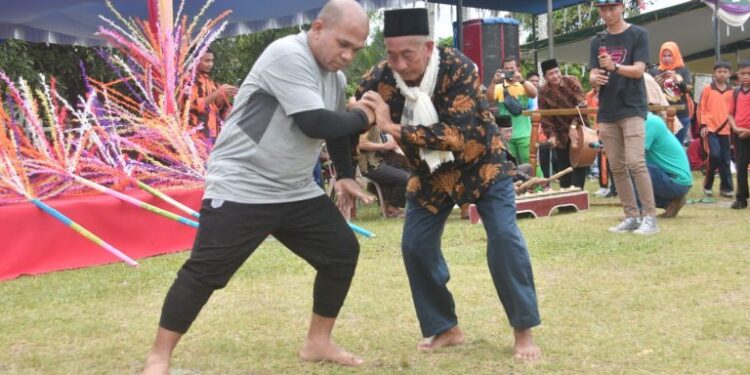 Ketua Komisi I DPRD Natuna Lakukan Aktrasi Pencak Silat Pada Pesta Rakyat Kemerdekaan RI Ke- 77