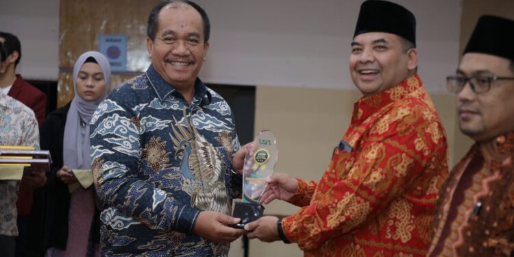LPPM UINSU Berikan Award Pertama Kepada Bupati Asahan
