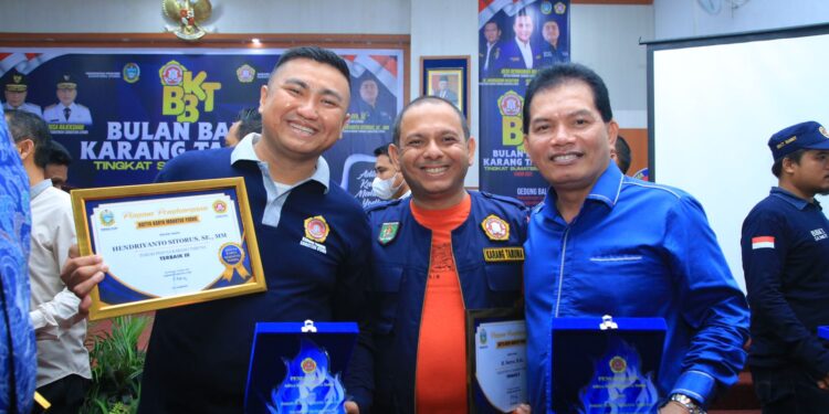 Bupati Asahan Terima Penghargaan Terbaik II Tokoh Peduli Karang Taruna Provsu