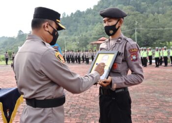 Kapolres Lingga Pimpin Upacara Pemberian Penghargaan dan PTDH Dari Dinas Polri