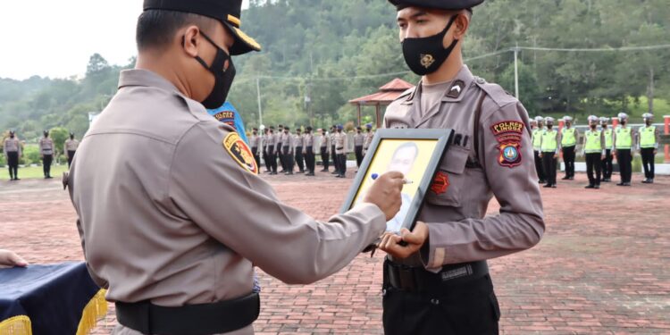 Kapolres Lingga Pimpin Upacara Pemberian Penghargaan dan PTDH Dari Dinas Polri