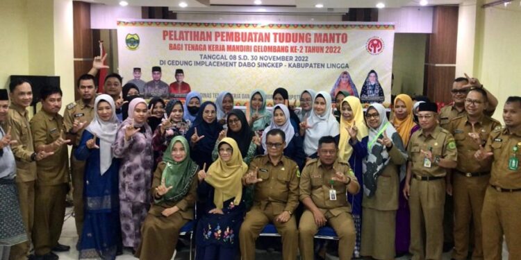 Disnakertrans Lingga Gelar Pelatihan Pembuatan Tudung Manto Gelombang 2