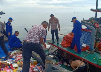Kapolres Lingga Tinjau Kapal Tenggelam di Laut Dabo