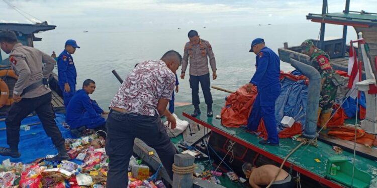 Kapolres Lingga Tinjau Kapal Tenggelam di Laut Dabo