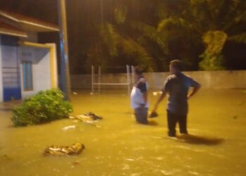 Banjir Rendam Puluhan Rumah, Muhammad Reza Andikha Bantu Evakuasi Warga