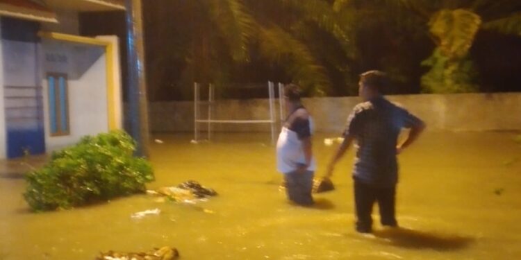 Banjir Rendam Puluhan Rumah, Muhammad Reza Andikha Bantu Evakuasi Warga