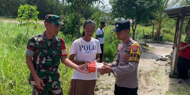 Dukung Pemulihan Ekonomi, Polsek Moro Bagikan Nasi Kotak